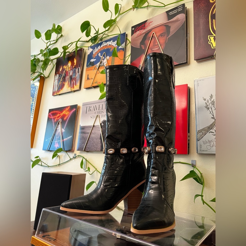 👢Sparkling Boot Bands, Adjustable Boot Bracelets, Women’s Fashion, Pair, Gold - Picture 3 of 14